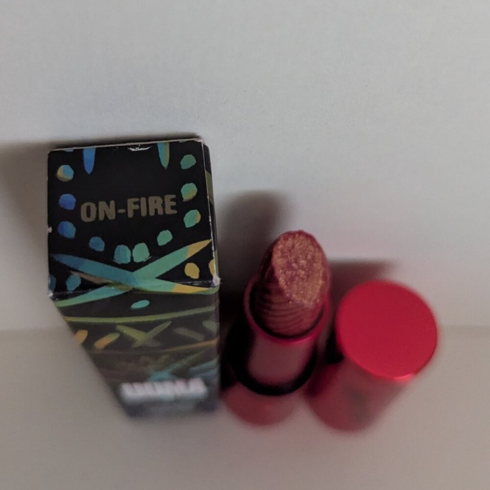 UOMA Black Magic Hypnotic Impact High Shine Lipstick - On Fire - Picture 2 of 2